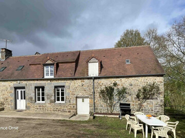 Location Gîte in Domfront en Poiraie,Maison de Charme Rénovée avec Jardin, Idéale pour Cyclistes et Randonneurs, Proche Mont Saint-Michel FR-1-497-201 N°1016115