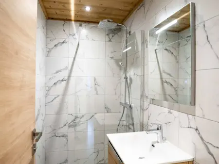 Chalet 6 pièces neuf, 12 pers, 3 sdb, parking, terrasse, proche remontées - Photo 24