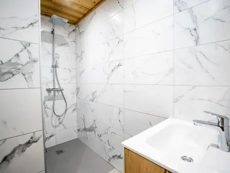 Chalet 6 pièces neuf, 12 pers, 3 sdb, parking, terrasse, proche remontées - Photo 25