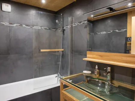 Chalet spacieux 12 pers, 4 ch, 4 sdb, cuisine équipée, parking, cheminée - Photo 13