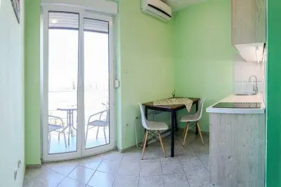 Mobil Home à Starigrad Paklenica, Apartments Smokvica - One Bedroom Apartment with Balcony with Sea View (Apartment 1) - L1017477