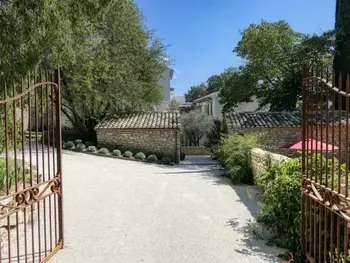 Haus in Ménerbes,Mas de luxe à Ménerbes : 5 ch, piscine privative, clim, animaux admis, parking FR-1-708-83 N°1018248