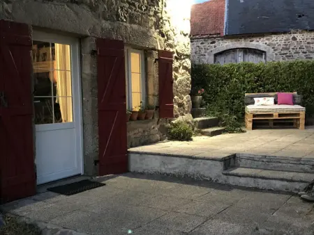 Maison familiale à Ferrières-sur-Sichon avec cheminée et jardin dans cadre rural - Photo 3