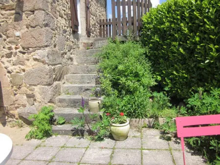 Maison familiale à Ferrières-sur-Sichon avec cheminée et jardin dans cadre rural - Photo 5