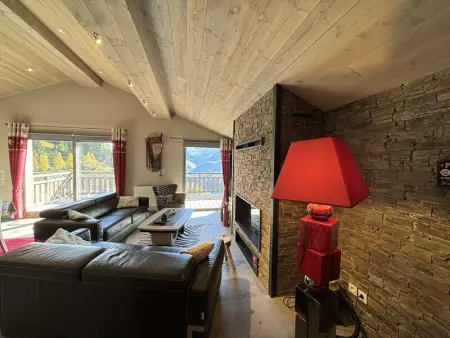 Appartement moderne 5 pièces, proche des pistes avec cheminée, terrasse, parking et bois inclus - Photo 1