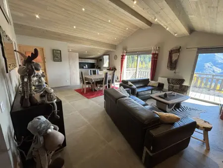 Appartement moderne 5 pièces, proche des pistes avec cheminée, terrasse, parking et bois inclus - Photo 2