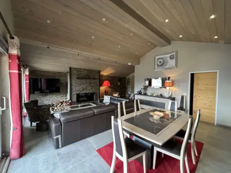 Appartement moderne 5 pièces, proche des pistes avec cheminée, terrasse, parking et bois inclus - Photo 3