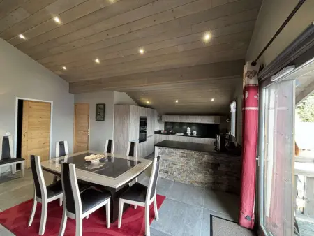 Appartement moderne 5 pièces, proche des pistes avec cheminée, terrasse, parking et bois inclus - Photo 4