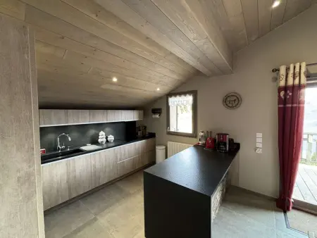 Appartement moderne 5 pièces, proche des pistes avec cheminée, terrasse, parking et bois inclus - Photo 5