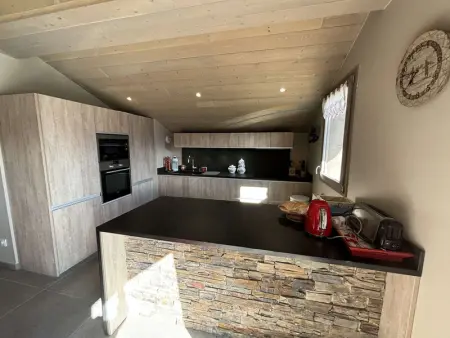 Appartement moderne 5 pièces, proche des pistes avec cheminée, terrasse, parking et bois inclus - Photo 6