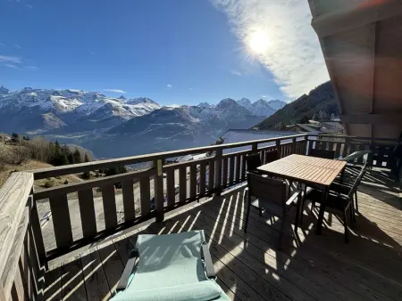 Appartement moderne 5 pièces, proche des pistes avec cheminée, terrasse, parking et bois inclus - Photo 7