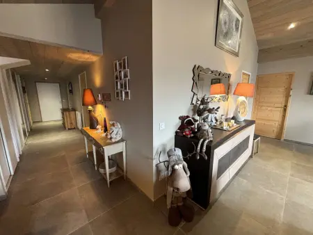 Appartement moderne 5 pièces, proche des pistes avec cheminée, terrasse, parking et bois inclus - Photo 8