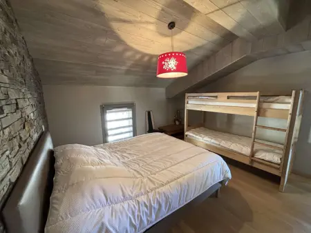 Appartement moderne 5 pièces, proche des pistes avec cheminée, terrasse, parking et bois inclus - Photo 9