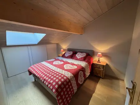 Appartement moderne 5 pièces, proche des pistes avec cheminée, terrasse, parking et bois inclus - Photo 10