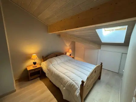 Appartement moderne 5 pièces, proche des pistes avec cheminée, terrasse, parking et bois inclus - Photo 11