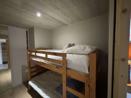 Appartement moderne 5 pièces, proche des pistes avec cheminée, terrasse, parking et bois inclus - Photo 12