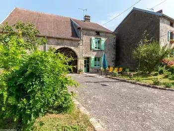 Gite à Équevilley, Maison rénovée à la campagne, jardin clos, animaux admis, vélos & parking privés - L1022401