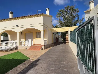 Maison à Deltebre, Maison spacieuse avec piscine privée, Wi-Fi, climatisation et animaux admis près de la plage - L1029891