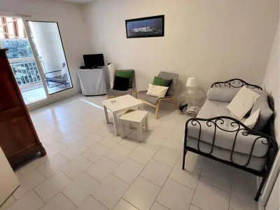 Appartement à Six Fours les Plages, T3 avec Wi-Fi, Parking, Piscine et Tennis à 150m de la Plage - L1030539