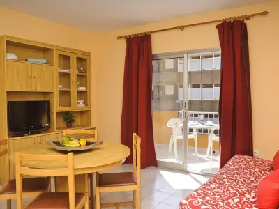 Appartement à L'Estartit, Appartement à Torroella de Montgrí - 800m de la plage, piscine, Wi-Fi gratuit, terrasse meublée - L1031047