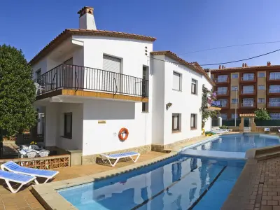 Appartement à L'Estartit, Villa confortable avec piscine, proche plage et centre-ville, idéale pour familles - L1031063