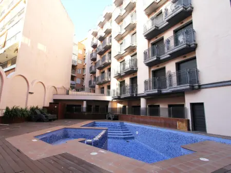 Appartement à Lloret de Mar, Apartamento RIOMARE , 300 metros hasta el centro ,piscina, Wifi ,parking, aire acondicionado - L1031169