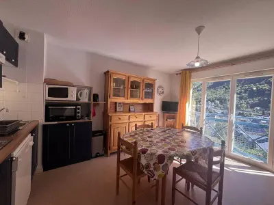 Appartement à Cauterets, Charmant appart 6 pers, 2 ch, à Cauterets avec parking - L1031284