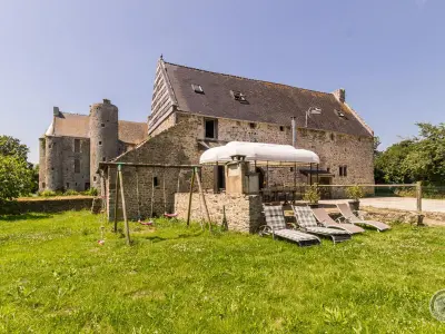 Gite à Portbail, Authentique manoir médiéval avec jardin clos, animaux admis, parking et wifi - L1034033