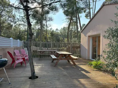 Maison à Saint Jean de Monts, Maison aux portes de la forêt avec piscine privée, Wi-Fi et animaux admis - L1038498