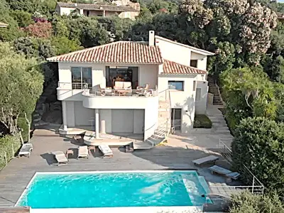 Villa à Porto Vecchio, Villa climatisée avec piscine privée et parking à Porto-Vecchio - L1038912