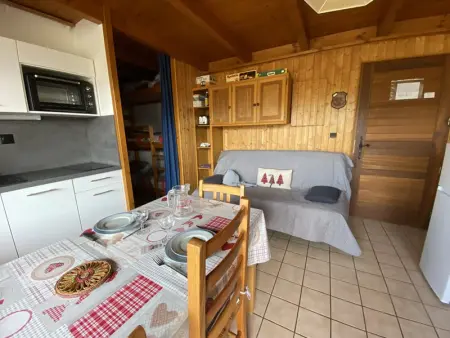 Appartement cosy 1 chambre avec balcons, proche pistes, parking inclus - Photo 7