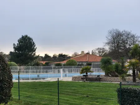 Maison rénovée près de la mer avec 2 piscines, parking et animaux acceptés - Photo 11