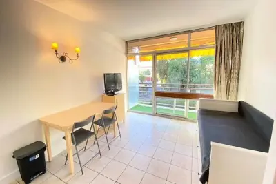 Appartement à Saint Laurent du Var, 06u - Beau Studio En Résidence - Piscine Et Tennis - N°1053841