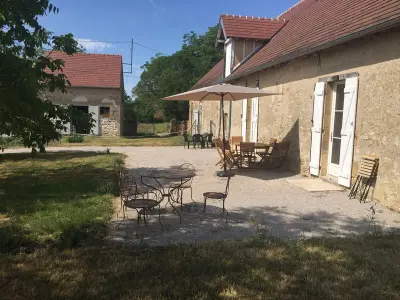 Gite à Meillard, Gîte lumineux avec piscine partagée et jardin privé - L1060359