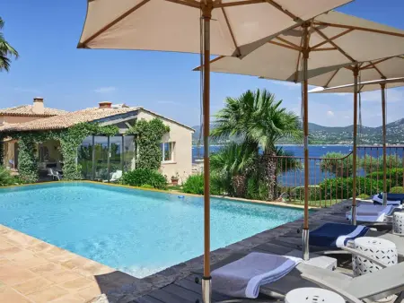 Villa à Saint Raphaël, Villa luxueuse à Saint-Tropez avec piscine chauffée, vue mer et jardin privatif - L1060680