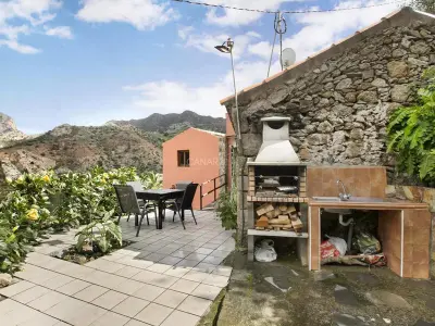 Gite à Vallehermoso, Maison ancienne avec terrasse, animaux acceptés, internet gratuit, proche sentiers, plage et piscines - L1061067