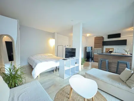 Appartement à Cavalaire sur Mer, Studio moderne avec terrasse sur le toit, parking et WIFI - L1061189