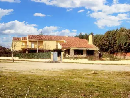 Maison à Navaluenga, Grande maison conviviale à Navaluenga avec vue sur le lac - L1061619