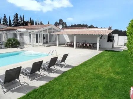 Villa à Meynes, Villa spacieuse et élégante à Meynes avec piscine privée - L1061664