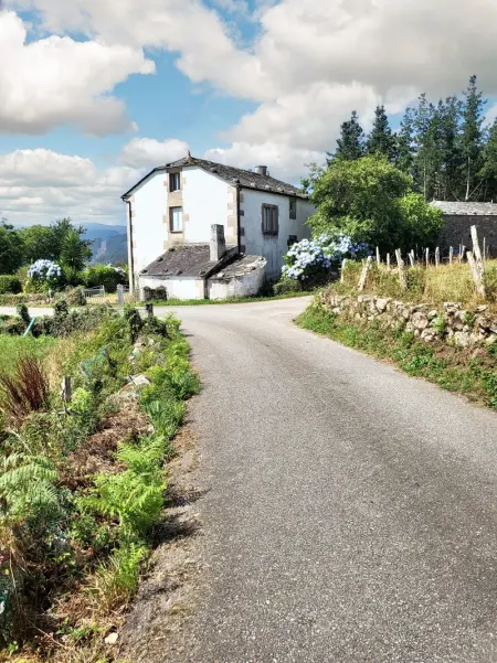 Maison à Ourol, Maison de charme à Ourol avec vue sur la montagne, grand jardin. - L1061744