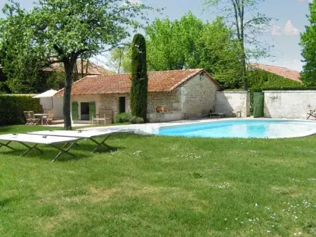 Maison à Bellon, Maison spacieuse avec piscine au cœur de Bellon - L1061822