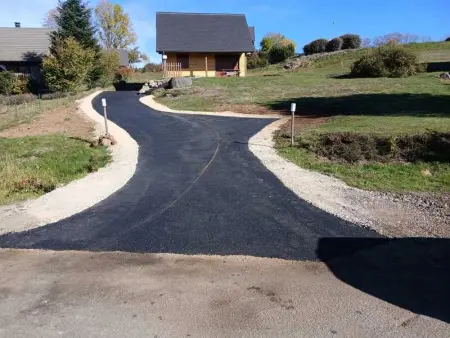 Chalet charmant à Saint-Gènes-Champespe avec parking privé - Photo 2