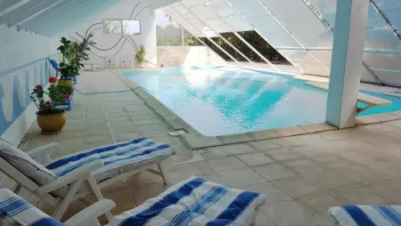 Maison à Crastes, Villa spacieuse à Crastes avec piscine privée et vue montagne - L1061977