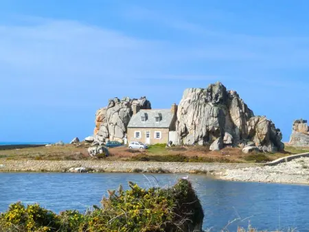 Maison de caractère à Plougrescant avec jardin et parking. - Photo 3