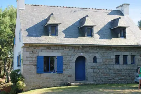 Maison de caractère à Plougrescant avec jardin et parking. - Photo 7