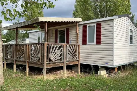 Bungalow à Condrieu, Bungalow agréable dans camping à Condrieu avec piscine partagée - L1062128