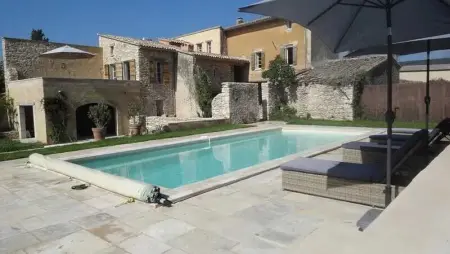 Villa à Saint Saturnin lès Apt, Villa spacieuse à Saint-Saturnin-lès-Apt avec piscine privée 350 m² - L1062304