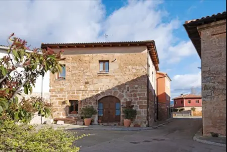 Maison à Llano de Bureba, Maison spacieuse à Llano de Bureba avec cheminée et vue montagne - L1062375