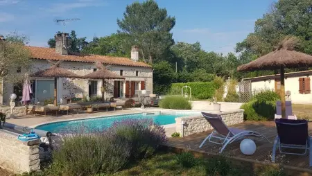 Maison à Bussac Forêt, Maison charmante à Bussac-Forêt avec piscine partagée - L1062497