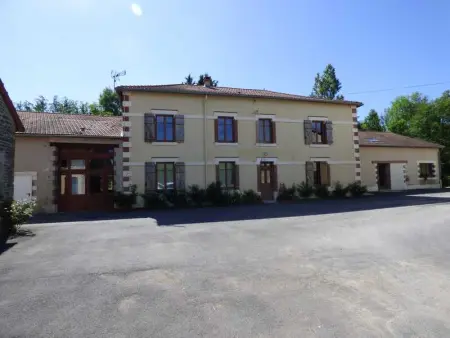 Maison à Nouart, Retraite Champêtre Spacieuse près de Nouart avec Jacuzzi - L1063027